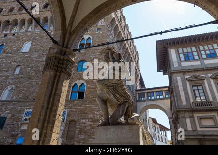 Die Loggia dei lanzi, auch Loggia della signoria genannt, ist ein Gebäude an der Ecke der piazza della signoria in florenz, italien, neben der galerie der uffizien. Sie besteht aus breiten Bögen, die zur Straße hin offen sind. Stockfoto