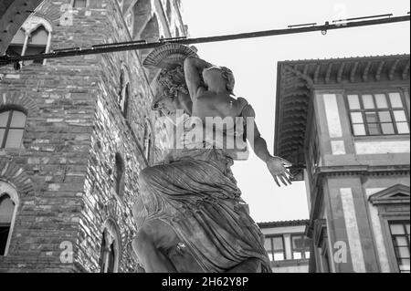 Die Loggia dei lanzi, auch Loggia della signoria genannt, ist ein Gebäude an der Ecke der piazza della signoria in florenz, italien, neben der galerie der uffizien. Sie besteht aus breiten Bögen, die zur Straße hin offen sind. Stockfoto