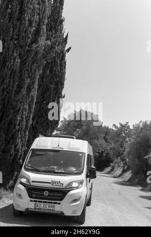 Wohnmobil in schöner Landschaft in der Nähe von siena, italien Stockfoto