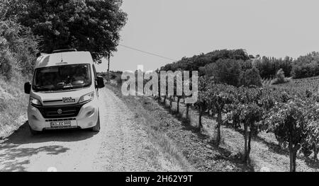 Wohnmobil in schöner Landschaft in der Nähe von siena, italien Stockfoto