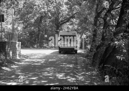 Wohnmobil in schöner Landschaft in der Nähe von siena, italien Stockfoto