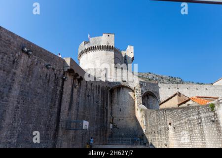 Wandern in Dubrovnik, kroatien - berühmter Drehort für Thronspiel. Dort heißt es: Königslandung Stockfoto