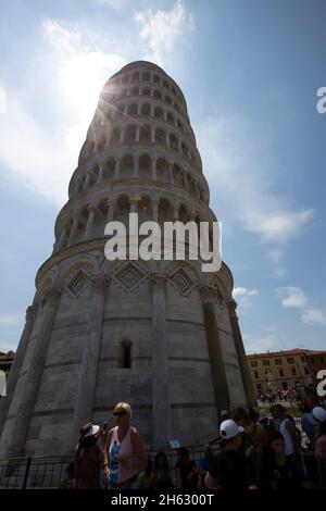 Der führende Turm von pisa auf dem Platz der Wunder (piazza dei miracoli) in toscany, italien Stockfoto