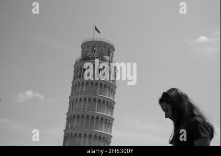 Ein typisches Touristenbild des schiefen Turms von pisa, toscany, italien, wo der Tourist aussieht, als würde er den Turm stützen. Stockfoto