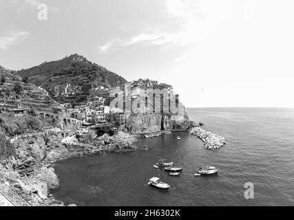 Schöne Aussicht auf manarola Stadt. Ist eines von fünf berühmten bunten Dörfern des nationalparks cinque terre in italien, zwischen Meer und Land auf steilen Klippen ausgesetzt. ligurien Region von italien. Stockfoto