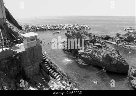 Schöne Aussicht auf manarola Stadt. Ist eines von fünf berühmten bunten Dörfern des nationalparks cinque terre in italien, zwischen Meer und Land auf steilen Klippen ausgesetzt. ligurien Region von italien. Stockfoto