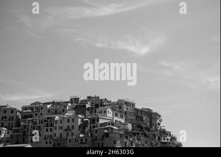 Schöne Aussicht auf manarola Stadt. Ist eines von fünf berühmten bunten Dörfern des nationalparks cinque terre in italien, zwischen Meer und Land auf steilen Klippen ausgesetzt. ligurien Region von italien. Stockfoto