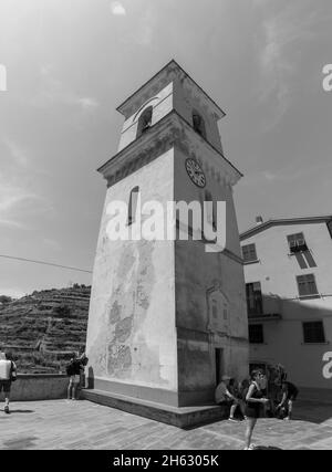 Schöne Aussicht auf manarola Stadt. Ist eines von fünf berühmten bunten Dörfern des nationalparks cinque terre in italien, zwischen Meer und Land auf steilen Klippen ausgesetzt. ligurien Region von italien. Stockfoto