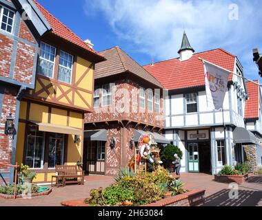 Solvang, California, USA - 18. Oktober 2021: Wunderschöne Häuser und Straßen der Stadt Solvang. Stockfoto