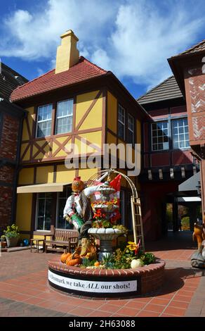 Solvang, California, USA - 18. Oktober 2021: Wunderschöne Häuser und Straßen der Stadt Solvang. Stockfoto