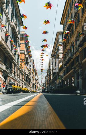 Via roma Straße in genua, italien, dekoriert mit bunten Regenschirmen auf der Oberseite Stockfoto
