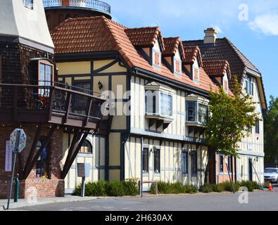 Solvang, California, USA - 18. Oktober 2021: Wunderschöne Häuser und Straßen der Stadt Solvang. Stockfoto