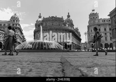 Brunnen an der piazza de ferrari oder ferrari Platz, der Hauptplatz der stadt genua in ligurien Region in italien Stockfoto