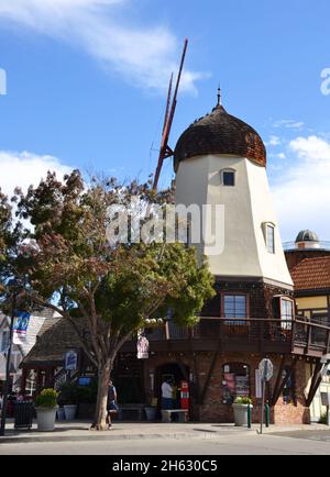 Solvang, California, USA - 18. Oktober 2021: Wunderschöne Häuser und Straßen der Stadt Solvang. Stockfoto