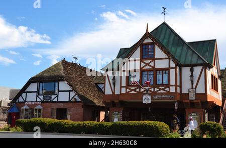 Solvang, California, USA - 18. Oktober 2021: Wunderschöne Häuser und Straßen der Stadt Solvang. Stockfoto