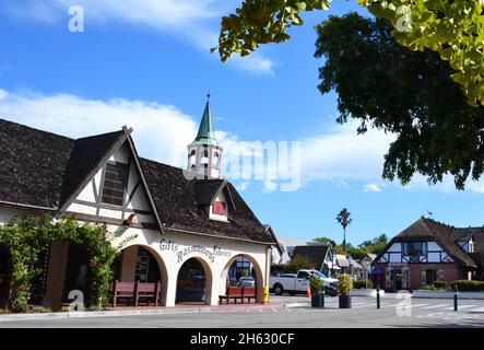 Solvang, California, USA - 18. Oktober 2021: Wunderschöne Häuser und Straßen der Stadt Solvang. Stockfoto