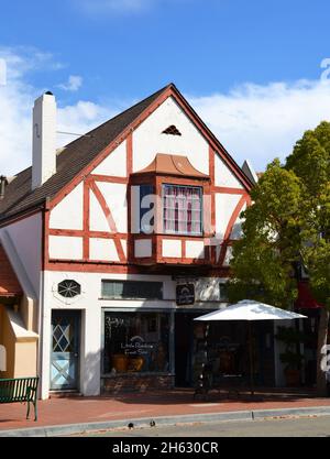 Solvang, California, USA - 18. Oktober 2021: Wunderschöne Häuser und Straßen der Stadt Solvang. Stockfoto