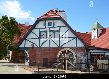 Solvang, California, USA - 18. Oktober 2021: Wunderschöne Häuser und Straßen der Stadt Solvang. Stockfoto