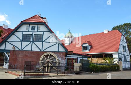 Solvang, California, USA - 18. Oktober 2021: Wunderschöne Häuser und Straßen der Stadt Solvang. Stockfoto