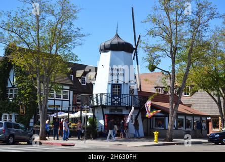 Solvang, California, USA - 18. Oktober 2021: Wunderschöne Häuser und Straßen der Stadt Solvang. Stockfoto