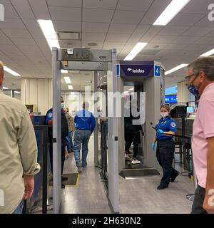 Orlando, FL USA - 23. September 2021: Menschen, die durch die Sicherheitslinie am Orlando International Airport MCO gehen. Stockfoto