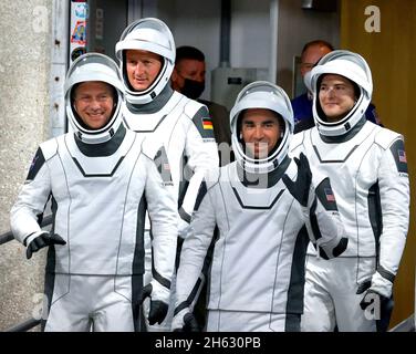 Kennedy Space Center, USA. November 2021. Die Astronauten der NASA/Space-X Crew-3-Mission starten am Mittwoch, den 10. November 2021, zum Launch Complex 39-A zum Start der neuen Crew Dragon Raumsonde Endurance an Bord einer Falcon 9-Rakete. Von links: Tom Marshburn, Pilot; Matthias Maurer, Missionsspezialist; Raja Chari, Missionskommandeur, und Kayla Barron, Missionsspezialistin. (Foto: Joe Burbank/Orlando Sentinel/TNS/Sipa USA) Quelle: SIPA USA/Alamy Live News Stockfoto