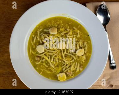 Überlagerung einer frischen Schüssel Hühnernudelsuppe mit Austernkräckern Stockfoto