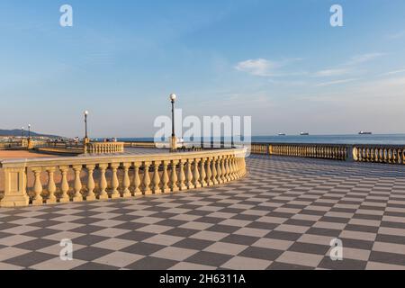 terrazza mascagni in livorno, italien. Es ist ein breites, gewundenes belvedere zum Meer hin mit einer Pflasterfläche von 8.700 qm wie ein Schachbrett und 4.100 Balustern Stockfoto