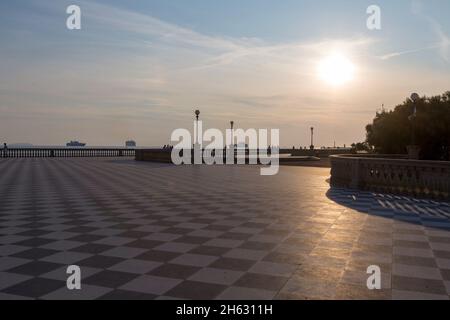 terrazza mascagni in livorno, italien. Es ist ein breites, gewundenes belvedere zum Meer hin mit einer Pflasterfläche von 8.700 qm wie ein Schachbrett und 4.100 Balustern Stockfoto