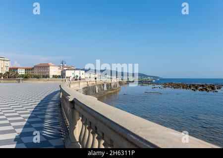 terrazza mascagni in livorno, italien. Es ist ein breites, gewundenes belvedere zum Meer hin mit einer Pflasterfläche von 8.700 qm wie ein Schachbrett und 4.100 Balustern Stockfoto