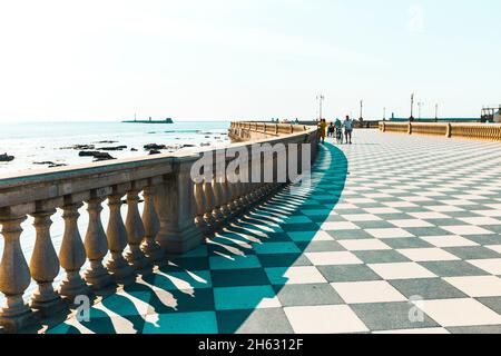 terrazza mascagni in livorno, italien. Es ist ein breites, gewundenes belvedere zum Meer hin mit einer Pflasterfläche von 8.700 qm wie ein Schachbrett und 4.100 Balustern Stockfoto