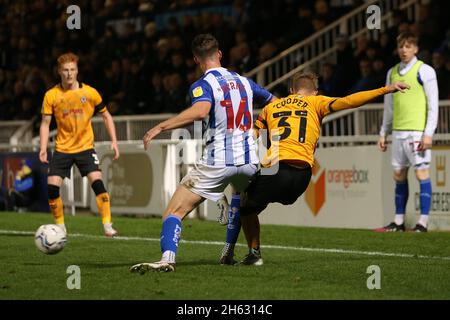 Hartlepool, Großbritannien. 12. NOVEMBER Ollie Cooper aus Newport County kämpft mit Neill Byrne von Hartlepool United während des Sky Bet League 2-Spiels zwischen Hartlepool United und Newport County im Victoria Park, Hartlepool, am Freitag, 12. November 2021. (Foto: Mark Fletcher) Kredit: MI Nachrichten & Sport /Alamy Live News Stockfoto