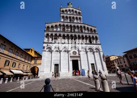 chiesa di san michele in Foro st michael. römisch-katholische Kirche Basilika auf der piazza san michele Platz im historischen Zentrum der alten mittelalterlichen Stadt lucca an einem Sommertag mit klarem Himmel, toskana, italien Stockfoto