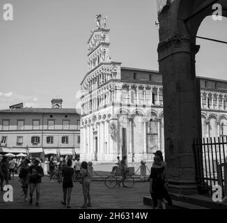 chiesa di san michele in Foro st michael. römisch-katholische Kirche Basilika auf der piazza san michele Platz im historischen Zentrum der alten mittelalterlichen Stadt lucca an einem Sommertag mit klarem Himmel, toskana, italien Stockfoto