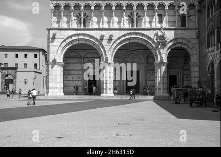 romanische Fassade und Glockenturm der Kathedrale St. martin in lucca, toskana. Sie enthält die wertvollsten Reliquien in lucca, das heilige Antlitz von lucca (italienisch: volto santo di lucca) Stockfoto