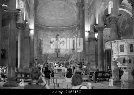 Blick auf das Innere der Kirche san michele in Foro im historischen Zentrum der Stadt lucca in der toskana Stockfoto