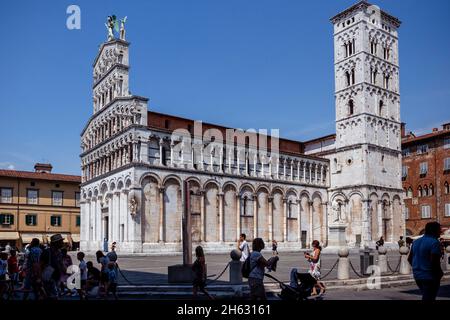 chiesa di san michele in Foro st michael. römisch-katholische Kirche Basilika auf der piazza san michele Platz im historischen Zentrum der alten mittelalterlichen Stadt lucca an einem Sommertag mit klarem Himmel, toskana, italien Stockfoto