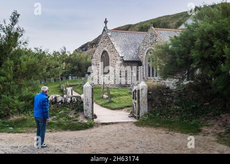 Gunwalloe, Großbritannien - Okt 18 2021 St Winwaloe Church, gelegen in Church Cove, Lizard Peninsula, Cornwall. Es wird wahrscheinlich seit dem 15. Stehen Stockfoto