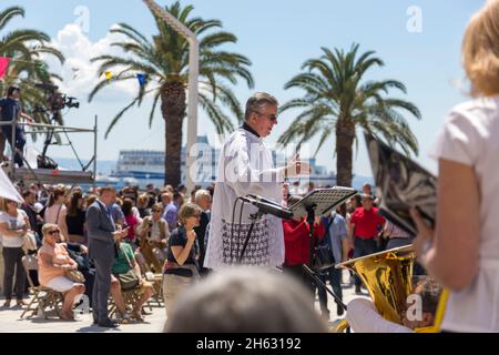 Besucher feiern den tag des heiligen domnius (Sudamja) an der riva-Promenade in Split, dalmatien, kroatien - der heilige domnius ist der schutzpatron der Spaltung. Stockfoto