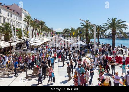 Besucher feiern den tag des heiligen domnius (Sudamja) an der riva-Promenade in Split, dalmatien, kroatien - der heilige domnius ist der schutzpatron der Spaltung. Stockfoto