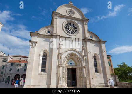 Altes Zentrum von sibenik in der Nähe der Kathedrale St. james in sibenik, unesco-Weltkulturerbe in kroatien - Drehort für Thronspiel (Eisenbank) Stockfoto