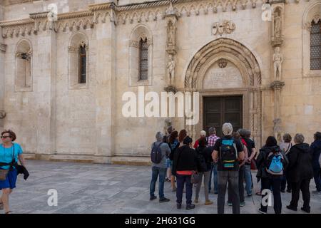 Altes Zentrum von sibenik in der Nähe der Kathedrale St. james in sibenik, unesco-Weltkulturerbe in kroatien - Drehort für Thronspiel (Eisenbank) Stockfoto