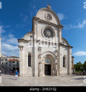 Altes Zentrum von sibenik in der Nähe der Kathedrale St. james in sibenik, unesco-Weltkulturerbe in kroatien - Drehort für Thronspiel (Eisenbank) Stockfoto