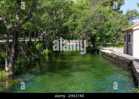 Wasserfall und historisches Dorf mit alten Häusern im nationalpark krka in kroatien, europa Stockfoto