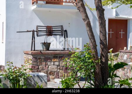 Ein Brunnen vor einem Haus Stockfoto