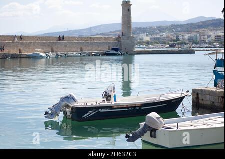 Besuch des Hafens der alten charmanten Stadt rethymno. kreta Insel, griechenland. Ein schönes Dorf am Mittelmeer mit historischen Gebäuden und einem schönen Hafen Stockfoto