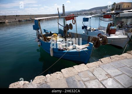 Besuch des Hafens der alten charmanten Stadt rethymno. kreta Insel, griechenland. Ein schönes Dorf am Mittelmeer mit historischen Gebäuden und einem schönen Hafen Stockfoto