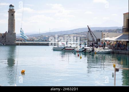 Besuch des Hafens der alten charmanten Stadt rethymno. kreta Insel, griechenland. Ein schönes Dorf am Mittelmeer mit historischen Gebäuden und einem schönen Hafen Stockfoto