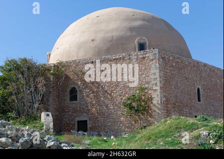 Die venetielle Burg von fortezza wurde auf einem Hügel namens paleokastro am Meer im Herzen der malerischen Stadt rethymno, kreta, Griechenland, erbaut Stockfoto