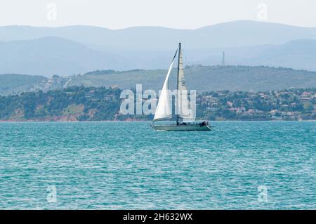 Ein Schiff auf dem Meer Stockfoto